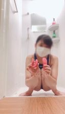 [這是私立學校三年級♡學生的自拍照！ 我在Necafe的淋浴間里穿著競技泳衣，在淋浴間自慰，然後把玩具放進我的手淫，發出調皮的聲音......