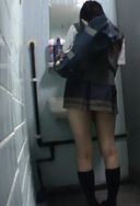 ※閲覧注意【制服J〇】超美女。学校帰りを尾行。公園のト〇〇にて。