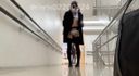 【一人での撮影】某ショッピングモールの階段のところでガーターベルトに下着姿にコート羽織っておまんこくちゅくちゅさせながらオナニー。人がたくさん通り過ぎてドキドキオナニーでした
