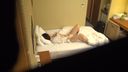 【隠撮】清純系の程よくムチムチボディのお姉さんがホテルの一室でオナニーに夢中に！ 隠撮に気づかず、一心不乱に乳首とおまんこを弄って大興奮♥