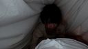 남편이 근처에서 자고 있음에도 불구하고, 이불 속의 유부녀는 남편 이외의 지포를 오랜만에 욕정하고 밀착 카우걸로 허리를 흔든다...