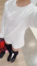 [這是私立學校三年級♡學生的自拍照！ 我穿了一件勉強遮住褲子的長襯衫，走進來100日元，把頭髮紮起來，下擺抬高露出整條褲子，褲襠弄亂了......
