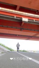【Ⓚ3年Gカップえりかの自撮り】橋の下でジョギングや散歩する人がたまに来るとこで正面は車が通る道路で道路に足広げてディルドでオナニーしちゃいました！