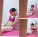 [Hidden camera / private room] Neat and clean beautiful OL who masturbates because she can't stand it in yoga wear (mp4)