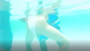 在度假村的游泳池裡，穿著泳裝的兇猛的卡瓦女孩將振動器投入水中，讓他們達到高潮