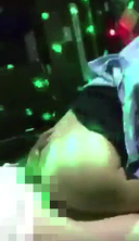 【개인 촬영】가치 아마추어 투고! 헌팅된 미소녀가 노래방에서 스마트폰과 짝짓기를 하고 있는 모습이 촬영되고 있다