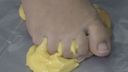 奶油泡芙粉碎・當你用腳壓碎它時，奶油從你的手指之間出來~