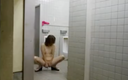 【個人拍攝】在男廁所赤裸裸自慰，不知道誰會來！ 淫穢的聲音在廁所裡回蕩