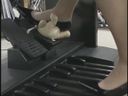 Reprint Electone performance while stepping on a stuffed animal with pedal-stepping enamel high heels in amateur model sneakers