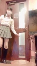 【사립학교 2학년♡의 셀카입니다】 노래방에서 밖에서 안이 보이는 상황에서 유니폼을 벗으면 비뚤어진 베이비돌 차림으로... 벌써 리모콘 바이브를 장착하고 유리를 통해 자위하고 있었다...