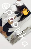 [在東京的一所私立學校]我和一個穿著gachi制服的女孩在多功能廁所裡合影。
