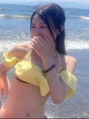 我和夏天在海灘上發現的一位年輕美女一起拍了一個奇聞趣事。