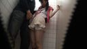 【素人個撮】めちゃエロ清楚女子をトイレに連れ込みフェラしてもらって口内発射。