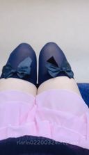 [這是J麗娜的自拍！ 挑戰穿著及膝的超短裙上火車，坐在椅子上，張開雙腿，向面前的人展示褲子！ 是。。。