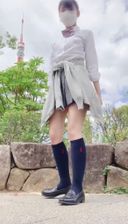 [這是私立學校三年級♡學生的自拍照！ 在一個可以看到東京塔的公園裡，我準備了一個遙控轉子，在許多人經過時張開 М 形腿自慰...... 我擔心視線，行為可疑...