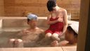 【溫泉】一個整潔乾淨的美人衝進男士浴池。 男人對突然出現的女性身體充滿慾望。