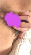 Petite and hairy little! Masturbate violently while making a sound with a thud over there! * With review benefits