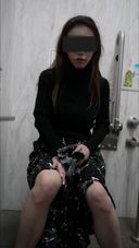 Fair-skinned huge breasts with protruding blood vessels Masturbate in a public toilet ☆
