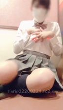 [This is a selfie for 3rd year ♡ students at a private school! ] Masturbation in karaoke using both nipple toys and toys ... I three times while saying "I'm going to!" in a loud voice ...