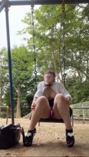 [三年級G罩杯Erika的自拍]我把一個沒有內褲和胸罩的吸吮型玩具插入我的，邊走，坐在公園裡的秋千上自慰！！