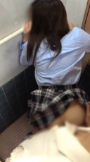 【Public toilet】A student with a plump body in a small private room violently squirms *