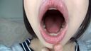유키나의 큰 입이 열린 이빨과 입 전체가 보이는 셀카
