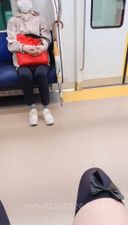 【J 리나의 셀카입니다! 무릎 높이의 미니 스커트를 입고 전철에 승차, 의자에 앉고, 다리를 벌리고, 눈앞의 사람에게 바지를 보여주는 도전! 이다...