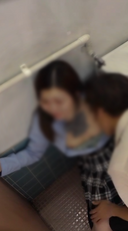 【公衆トイレ】狭い個室でムチムチボディの学生が激しく生ハメ　※