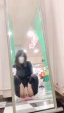 【K＠18歳りなのえちな自撮り動画】ゲームセンターの鏡の前で、鏡に向かってしゃがんでオナニー…パンツに手も入れて気持ちよくなっちゃいました…
