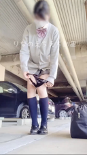 [K@18-year-old Rina naughty selfie video] After exposing a lot of pants while flipping up her skirt at 100 even, I went to the parking lot and masturbated, and finally took off my pants ...