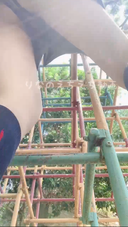 [K@18歲的麗娜調皮自拍視頻] 白天在公園裡穿著穿孔制服和褲子自慰，繃帶上... 最後，我走上叢林健身房，從底部看到它......