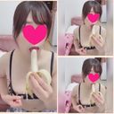 [] S급의 귀여운 소녀가 바나나(mp4)로 연습하고 있다