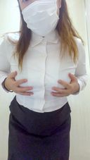 [Only now 600pt] A busty young wife who is breeding is super lively even though she is at work! * With review privilege "Moro"