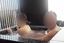中午在日式現代酒店的半露天浴池中享受白皙整潔的裸體