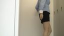 - [Beautiful office lady] Slender beautiful legs are erotic! Sexual harassment by an office lady in the locker room.