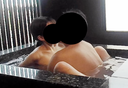 中午在日式現代酒店的半露天浴池中享受白皙整潔的裸體
