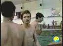 大学生が全裸で水泳大会！