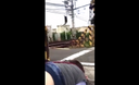 【個人拍攝】震撼！ 發佈了一對真吉夫婦白天在交通堵塞的鐵路道口做 S ● X 的視頻