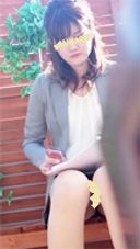 Super beautiful leg OL sister ♪ is having a business meeting outside? Panties in full view face-to-face panchira