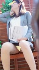 Super beautiful leg OL sister ♪ is having a business meeting outside? Panties in full view face-to-face panchira