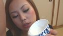 A batsuichi woman who alternately eats Gingin's Ji ○ Port and rice