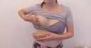 모유 수유 중인 엄마의 젖 짜기 동영상