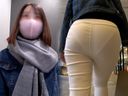 The panty line is clear! Walking with a short stature beauty in sheer bread and touching a plump raw buttocks