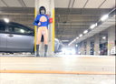 [Cross-dressing exposure] Hiding in a pillar in the parking lot and playing exposure