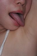 女性身體探險隊 17 櫻香的身邊 臭腋窩 刺激腋窩舔舐感覺的素人的樣子，充滿了難以形容的情色。 戀物癖視頻以 4K 視頻顯示，原創作品被撤下