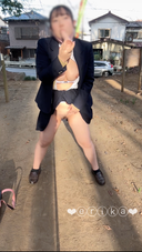 [Selfie of 18-year-old G cup Erika] ☆彡 I stood at the entrance of the park and masturbated with my back to the road! A car passes by during masturbation, and there are people in the private house behind me.