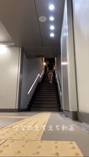 [**大學生（一年級）Rinano的調皮自拍]我爬樓梯在通往車站的地下通道裡自慰...... 我路過好幾次，每次都很匆忙...... 首次亮相小