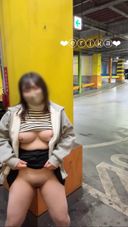 [Selfie of 18-year-old G cup Erika] ☆彡 masturbation with boobs out there in the indoor parking lot! There were people and cars passing behind me, but I hid in the shadows and continued to masturbate ... ///