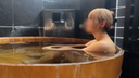 A plump beauty is full of hot springs. Exposing a naked and plump body