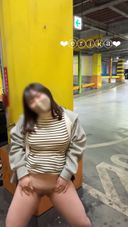 [Selfie of 18-year-old G cup Erika] ☆彡 masturbation with boobs out there in the indoor parking lot! There were people and cars passing behind me, but I hid in the shadows and continued to masturbate ... ///